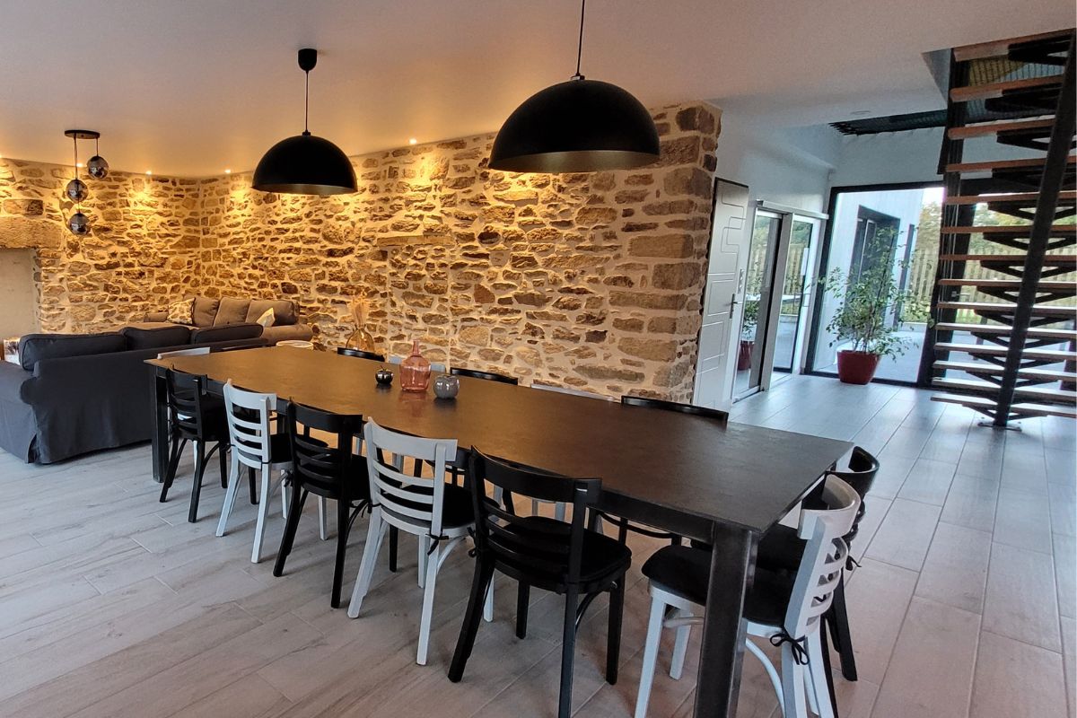 Profitez du charme des vieilles pierres et du confort moderne dans votre location bretonne.