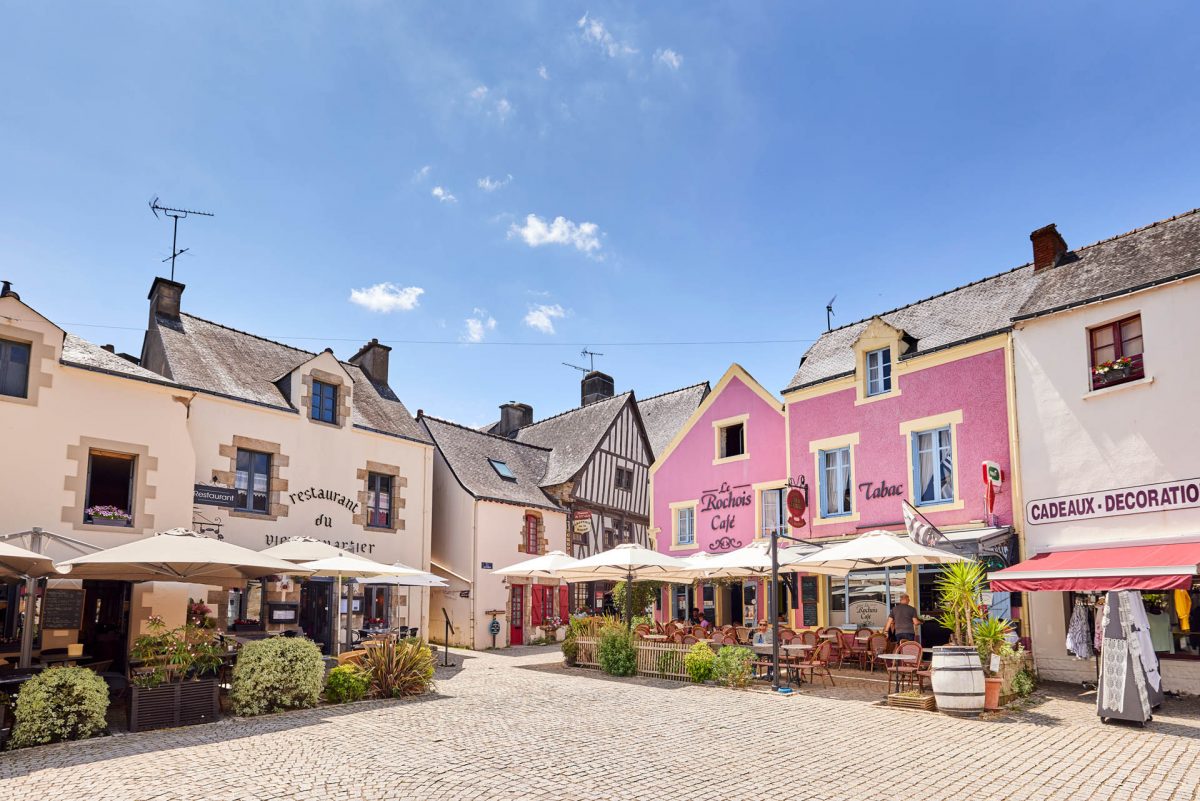 Admirez la place Bouffay, la place centrale de La Roche-Bernard