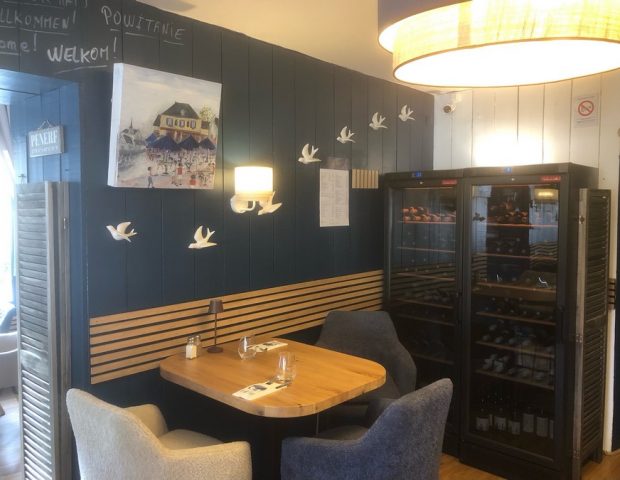 Restaurant le Café Pêcheur – Damgan – table près cave à vins